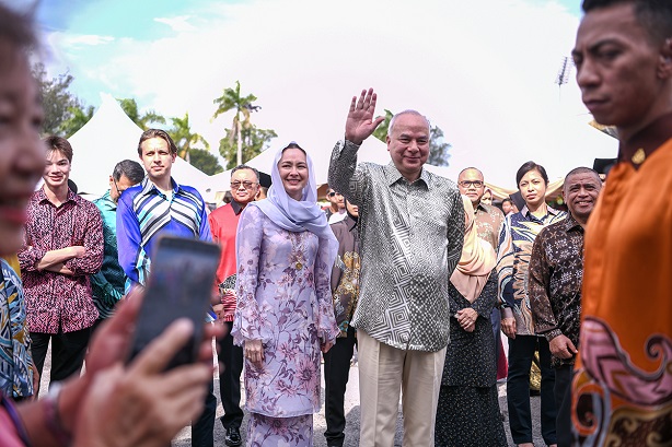 DYMM Paduka Seri Sultan Perak Darul Ridzuan Berkenan Berangkat Ke Majlis Sambutan Hari Raya Aidilfitri Negeri Perak Darul Ridzuan : 10 April 2024