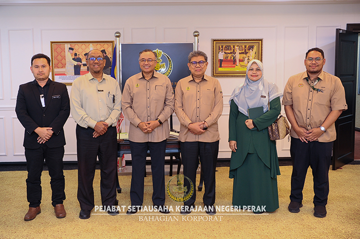 Kunjungan Hormat Pengarah Jabatan Ukur Dan Pemetaan Malaysia Negeri Perak Ke Atas YB SUK Perak : 4 Mac 2025